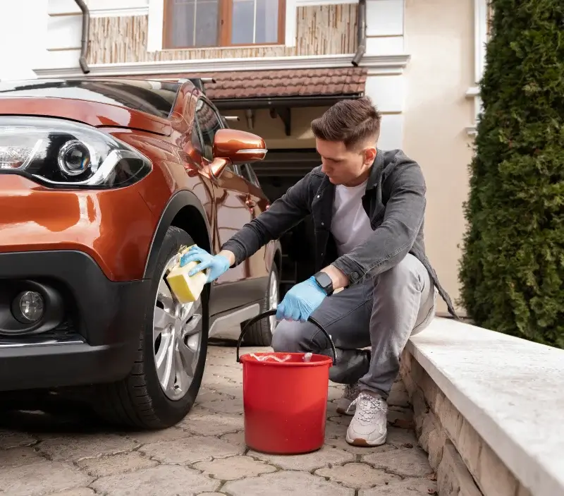Lavage auto à domicile Saint Martin de l'If : professionnel intervenant sur un véhicule